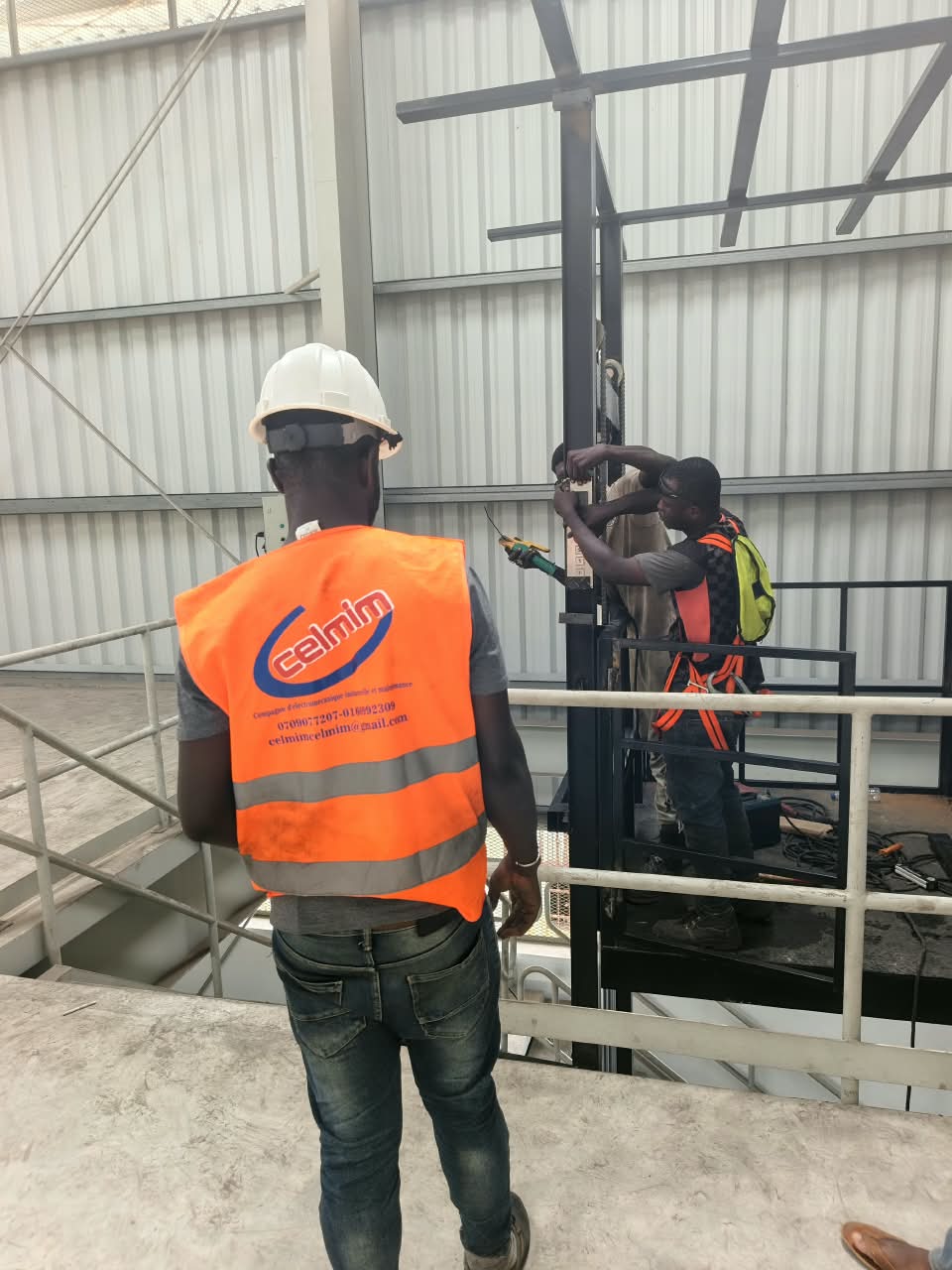 Techniciens CELMIM intervenant sur un équipement de levage industriel